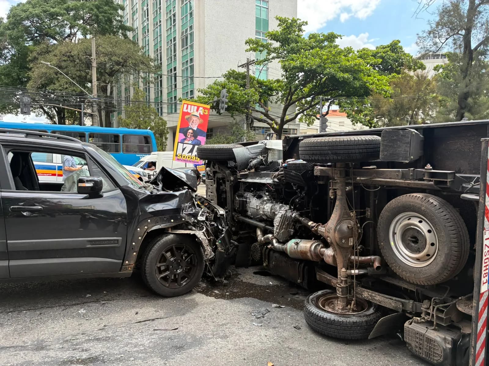 Jeep Renegade com a frente destruída ao lado de caminhão-baú tombado após colisão em cruzamento de Belo Horizonte