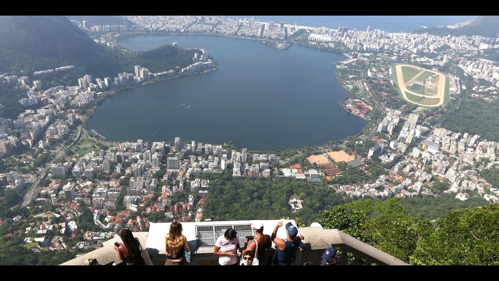 Turistas observam vista da Lagoa Rodrigo de Freitas do mirante do Corcovado, no Rio de Janeiro