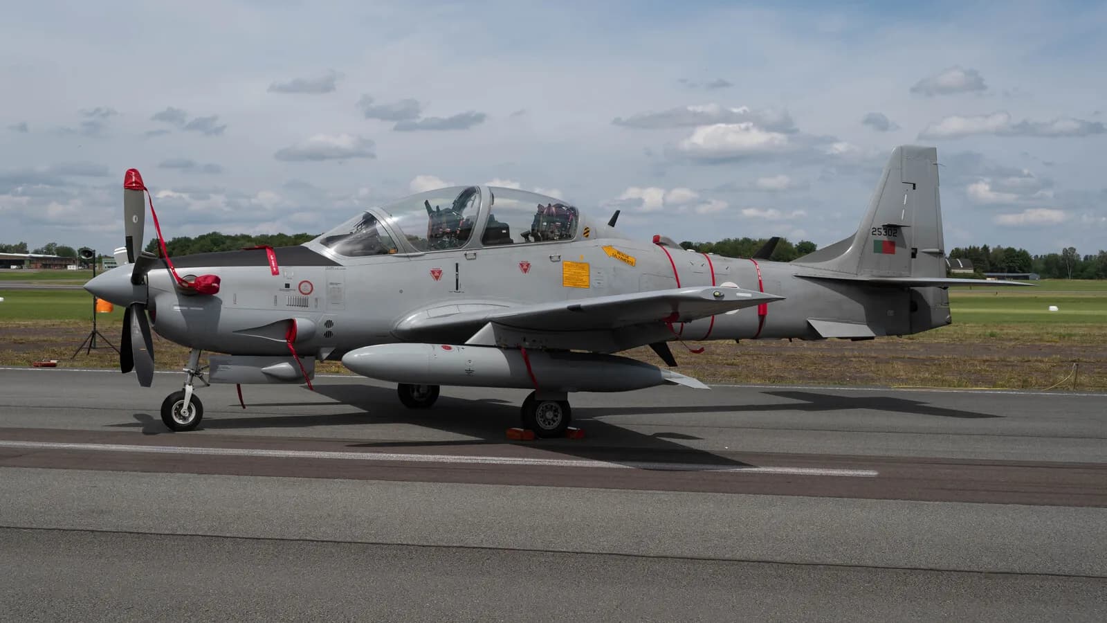 Avião A-29N Super Tucano em pista, usado como imagem de arquivo do modelo citado na negociação da Ucrânia