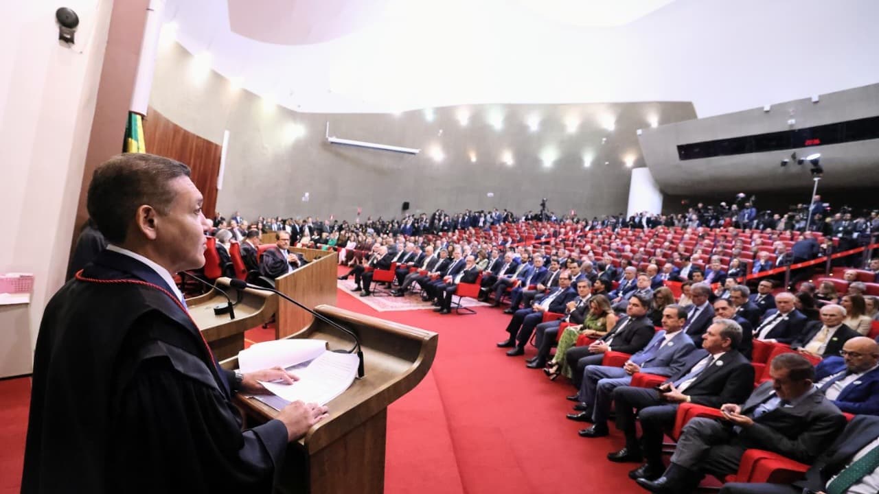 Kassio Nunes Marques discursa no plenário do TSE durante posse na presidência do tribunal