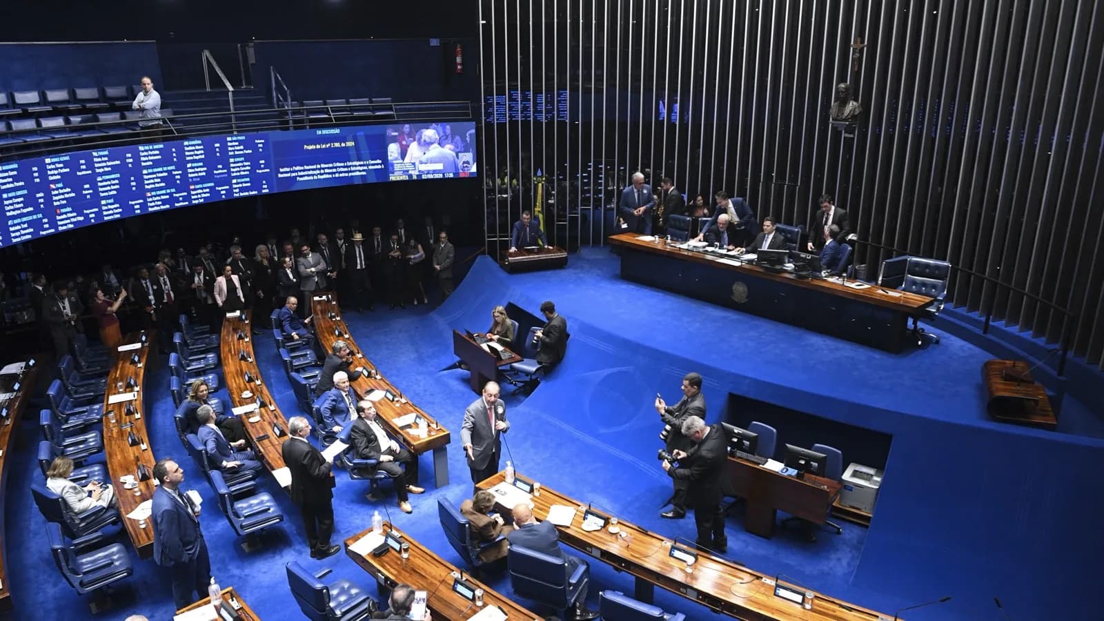 Plenário do Senado Federal lotado durante sessão de votação, com telão mostrando o Projeto de Lei 2.780 de 2024