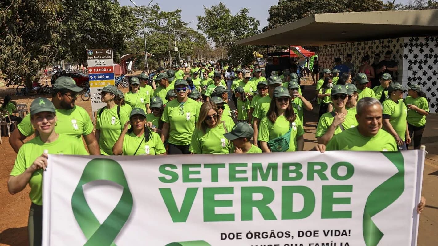 Participantes de caminhada do Setembro Verde em Brasília seguram faixa pedindo doação de órgãos (foto de arquivo, 2024)