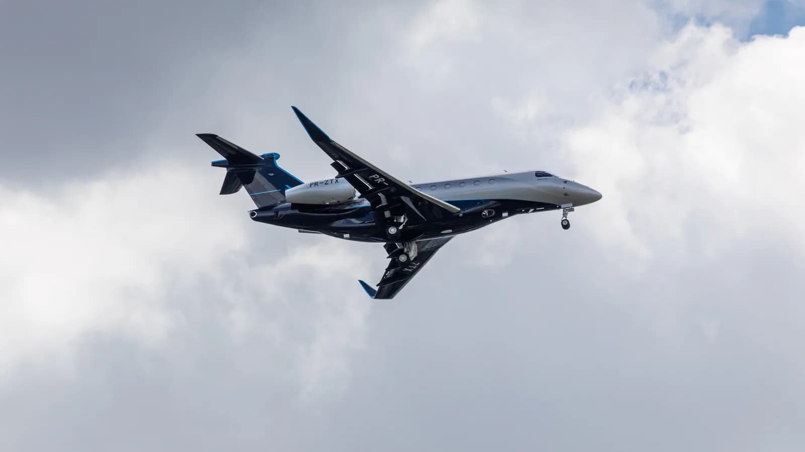 Jato executivo Embraer Praetor 600 em voo, com matrícula brasileira PR-ZTX