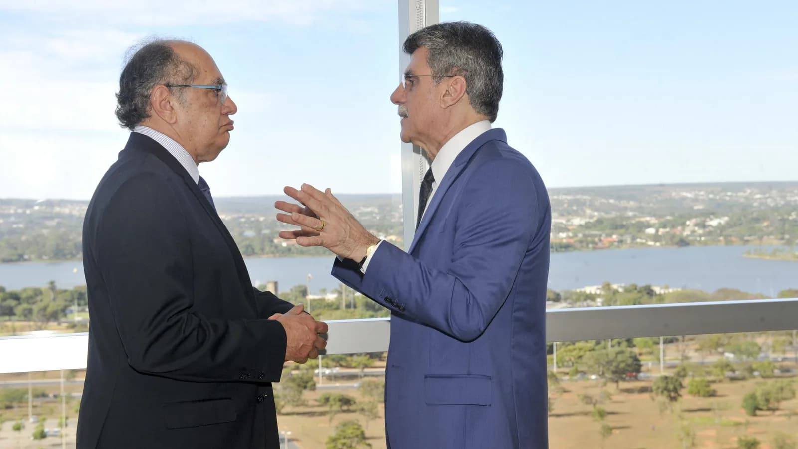 Ministro Gilmar Mendes conversa com senador em Brasília, foto de arquivo