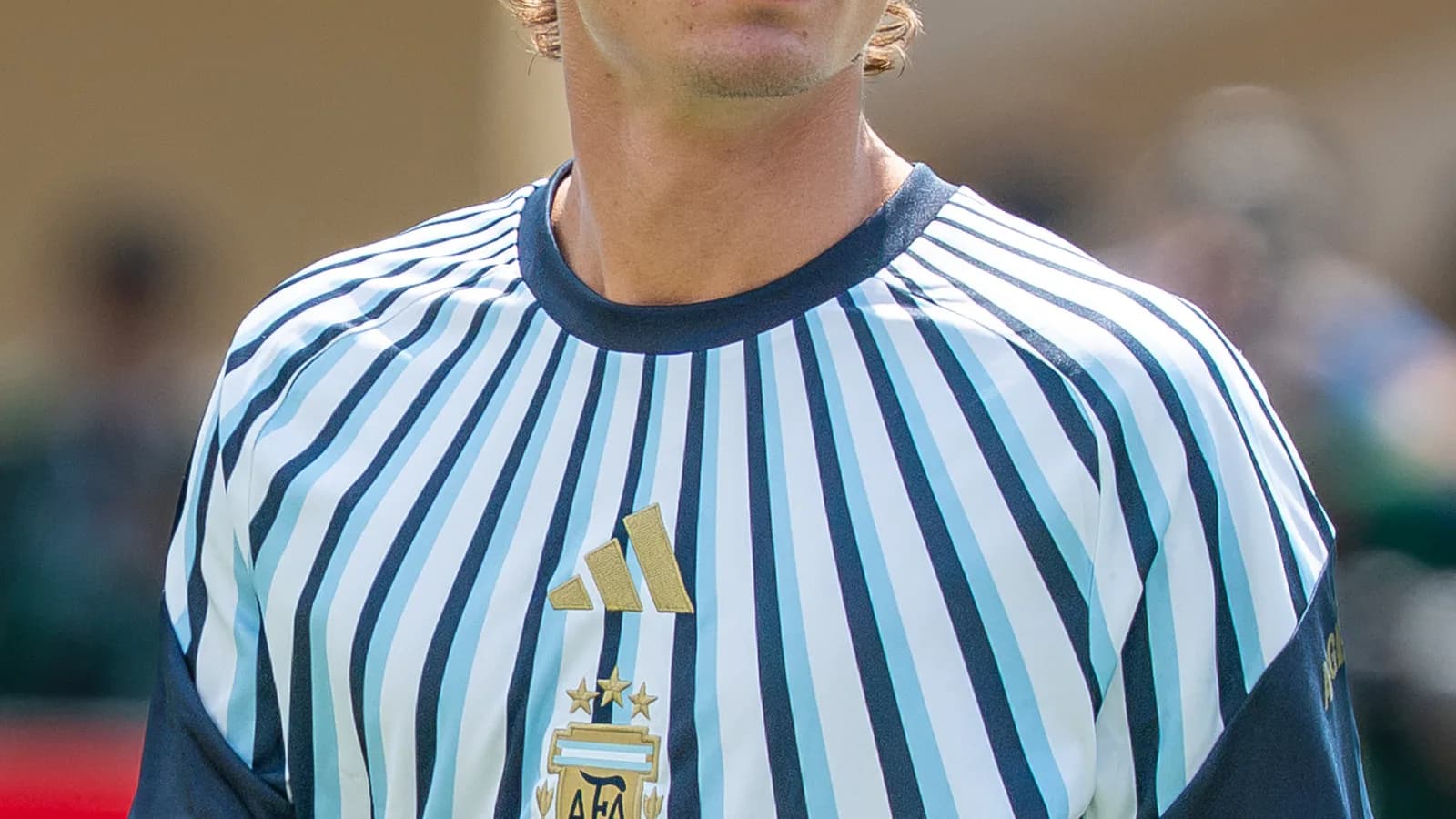 Nico Paz em campo com a camisa da seleção argentina