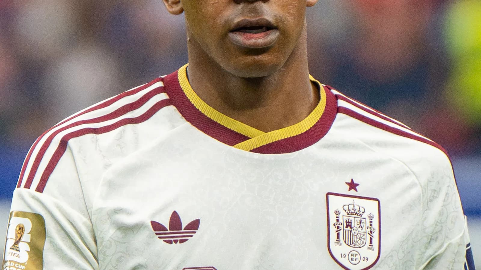 Lamine Yamal em close, usando o uniforme da seleção espanhola com o número 19