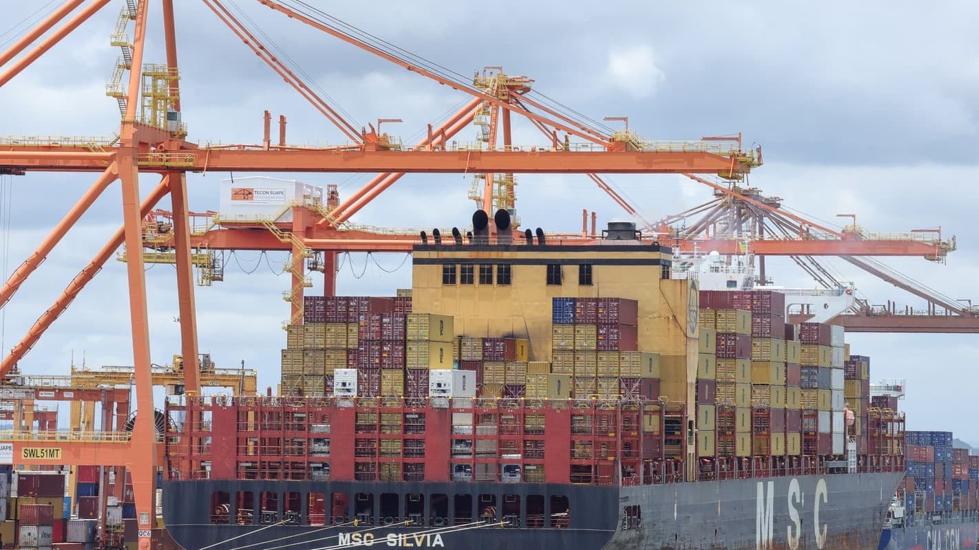 Navio porta-contêineres MSC Silvia sendo carregado no Porto de Suape, em Pernambuco, usado como imagem de contexto do comércio exterior brasileiro