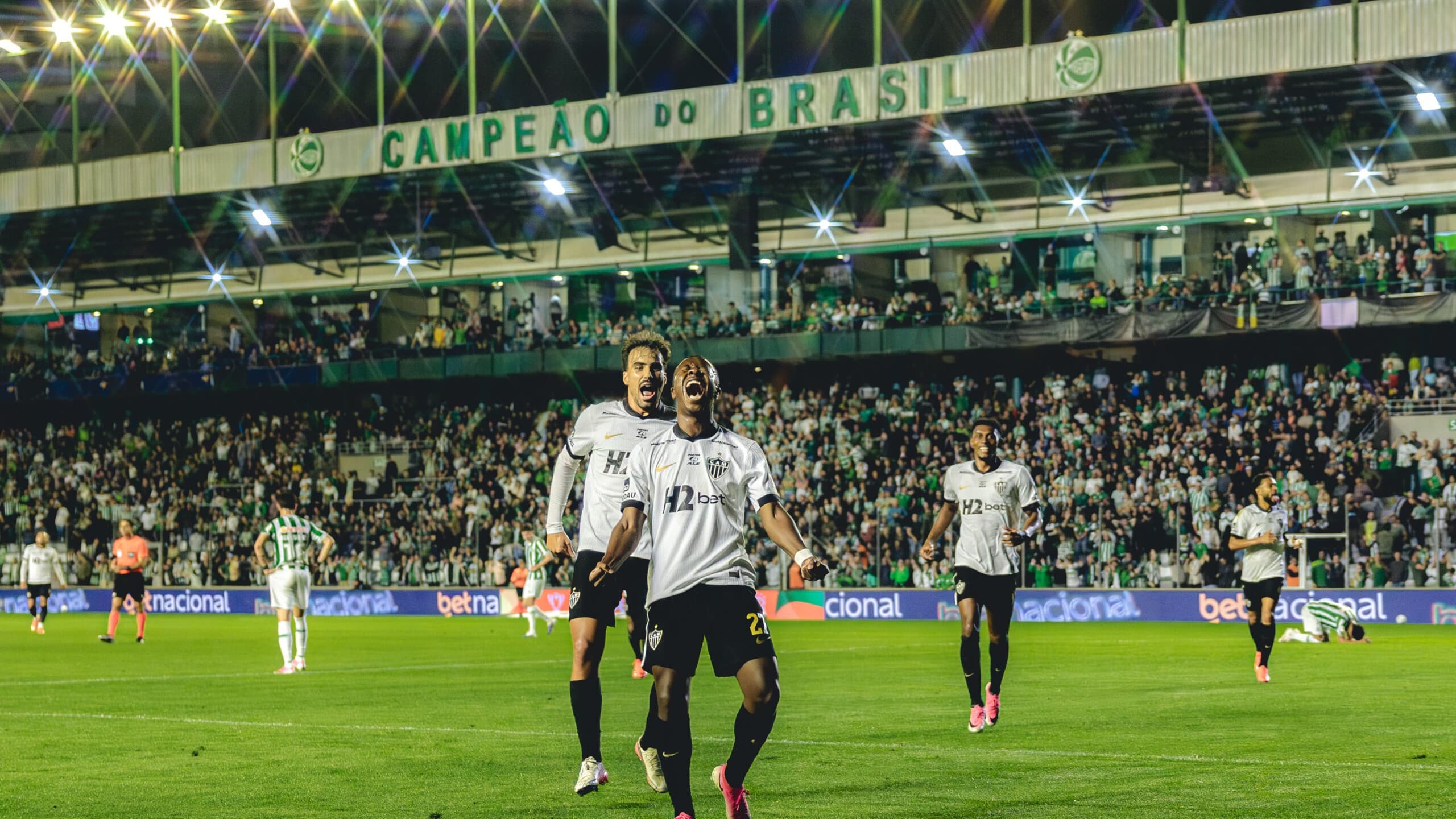 Jogadores do Atlético-MG comemoram o gol da classificação diante da torcida do Juventude no Estádio Alfredo Jaconi