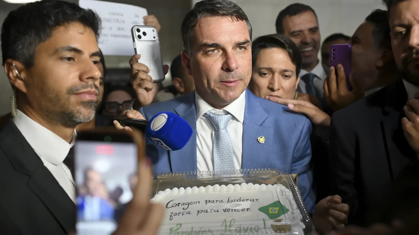 Senador Flávio Bolsonaro concede entrevista cercado de microfones e celulares, em foto de arquivo