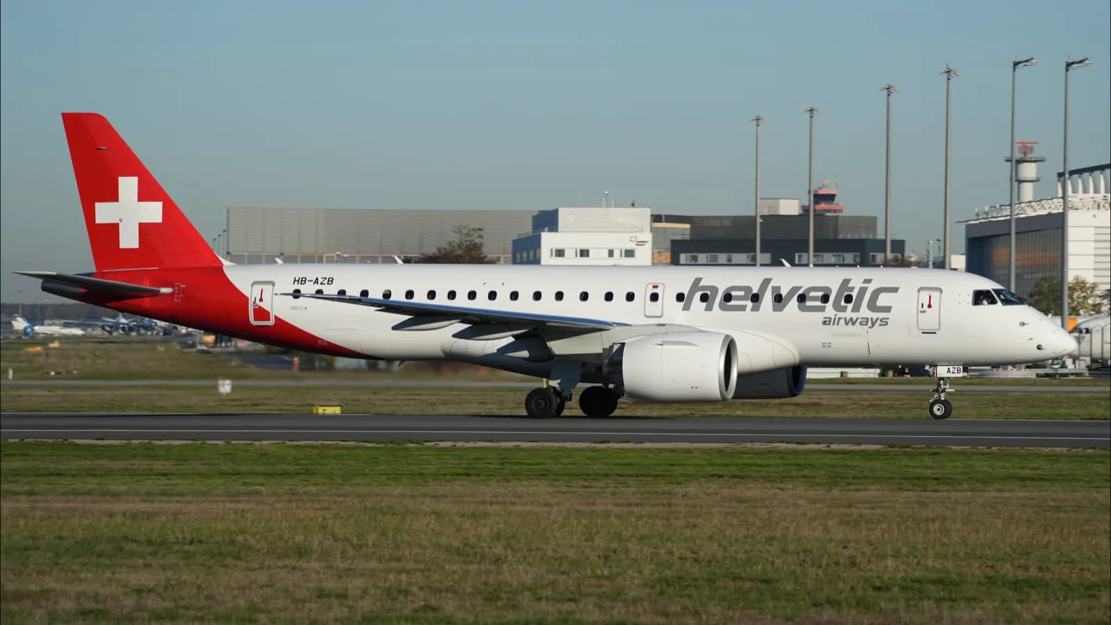Jato regional Embraer E190-E2 em pista de aeroporto, mesmo modelo vendido à ANA Holdings