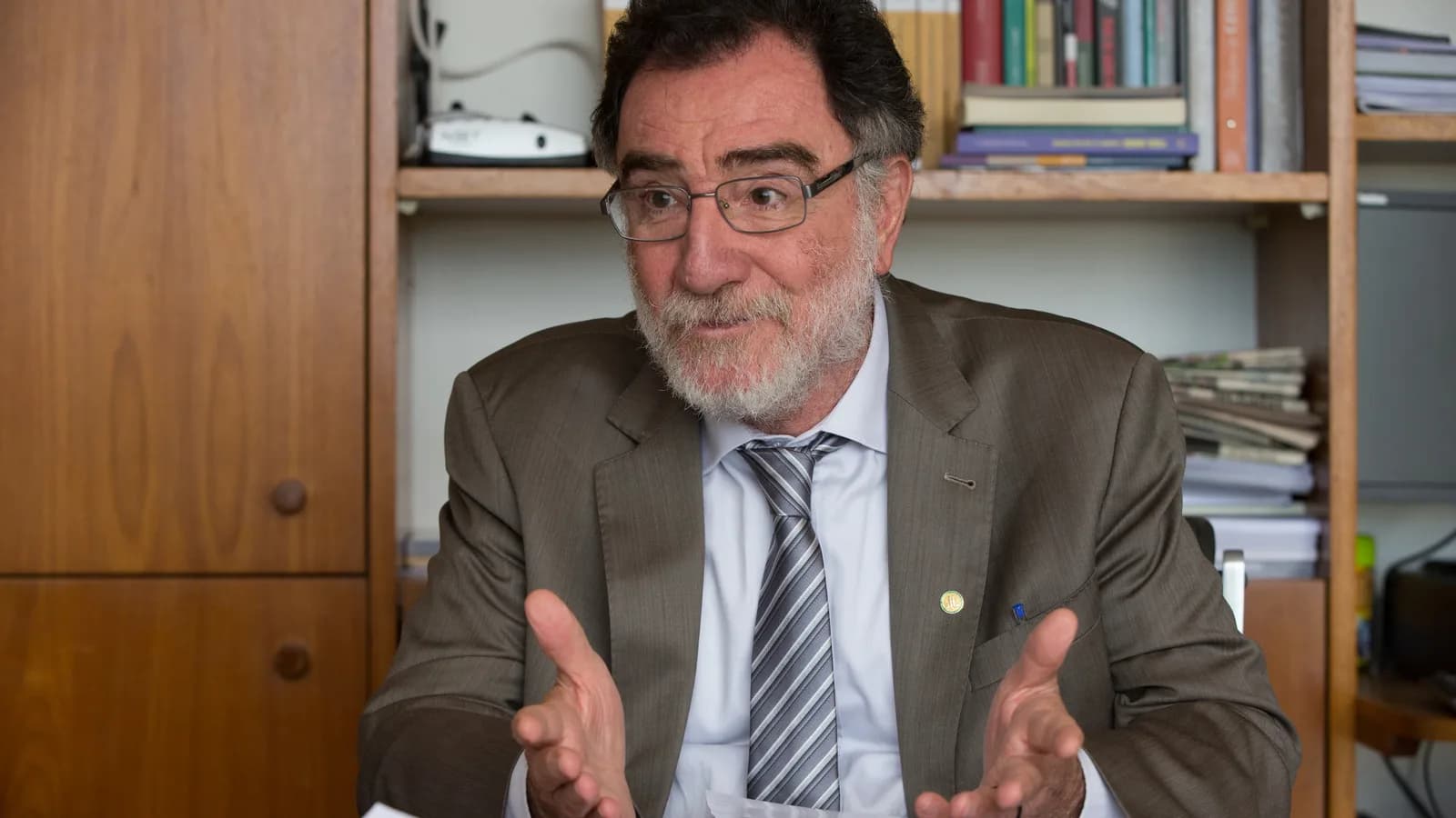 Patrus Ananias gesticula durante entrevista, foto de arquivo de 2017
