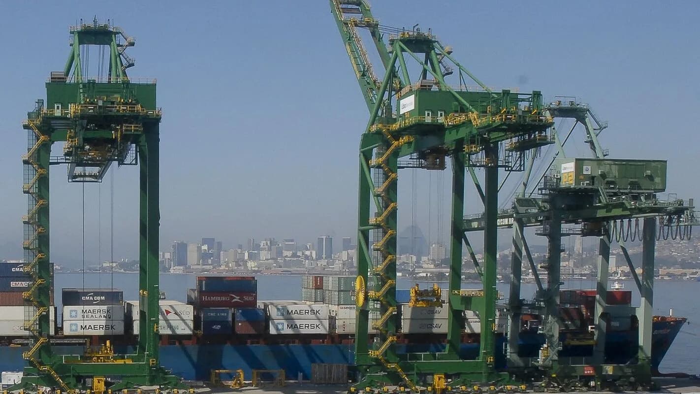 Porto com contêineres e navio de carga usado na exportação de commodities