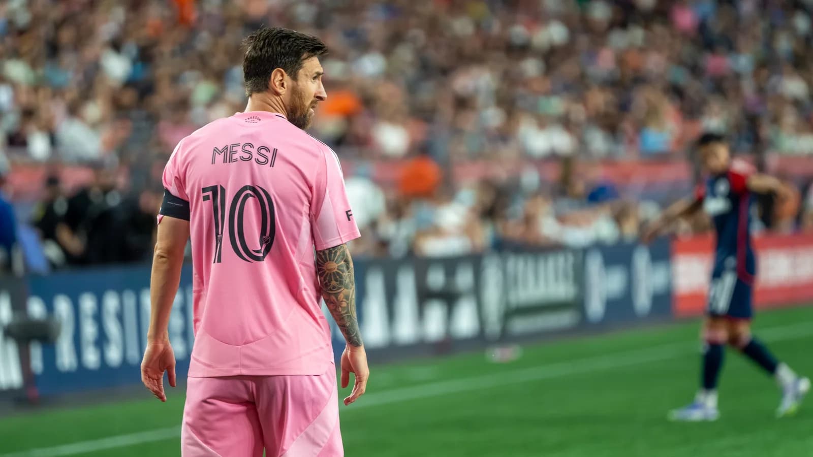 Lionel Messi, de costas, com a camisa rosa número 10 do Inter Miami, em campo durante partida