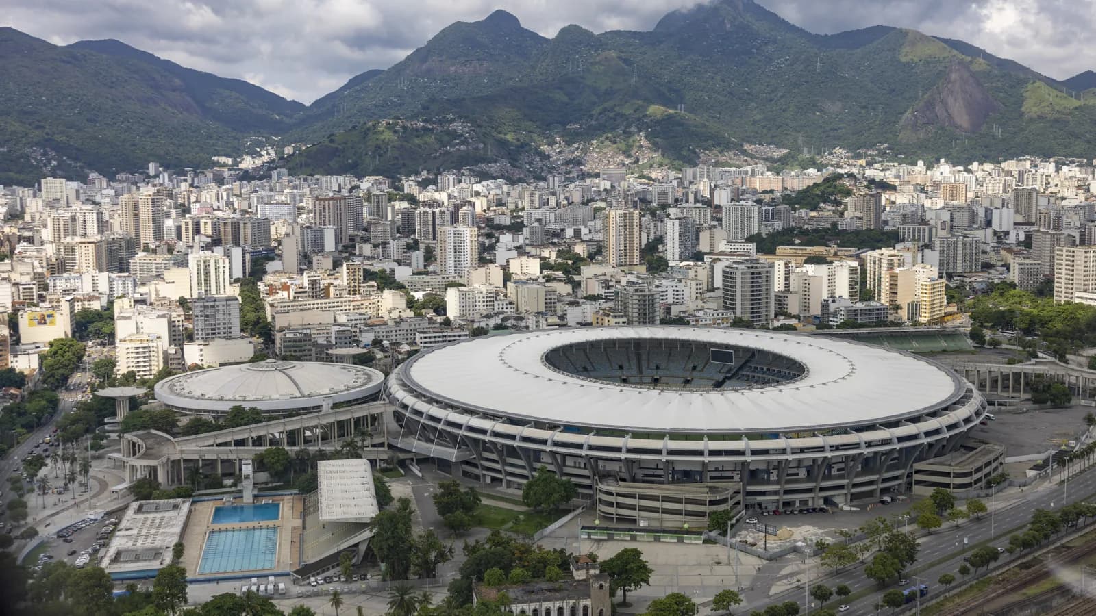 Vista aérea do estádio do Maracanã, no Rio de Janeiro, com morros ao fundo