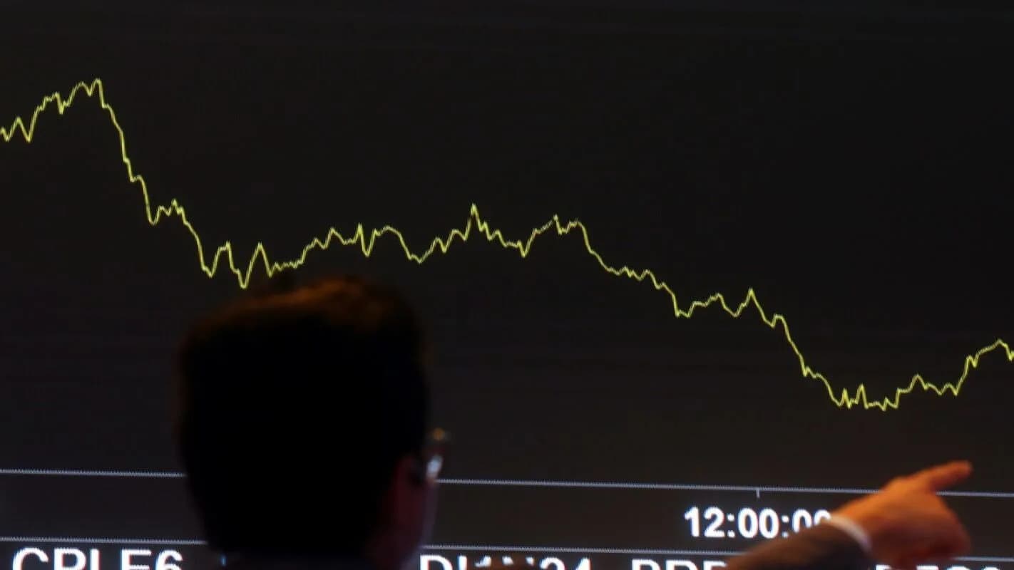 Pessoa de costas observa gráfico de ações em tela de monitor, foto de arquivo da Agência Brasil