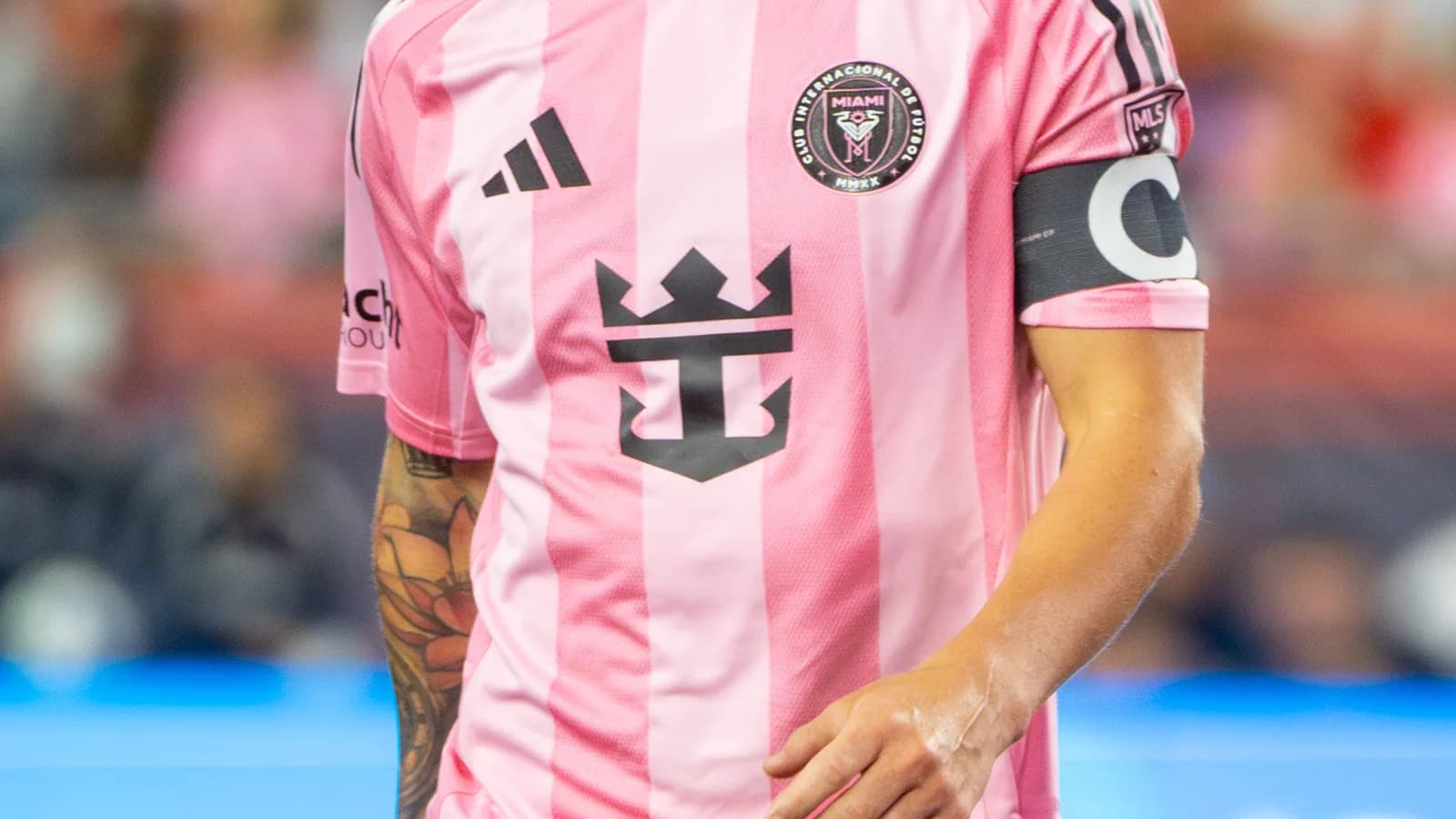 Lionel Messi em campo com o uniforme do Inter Miami