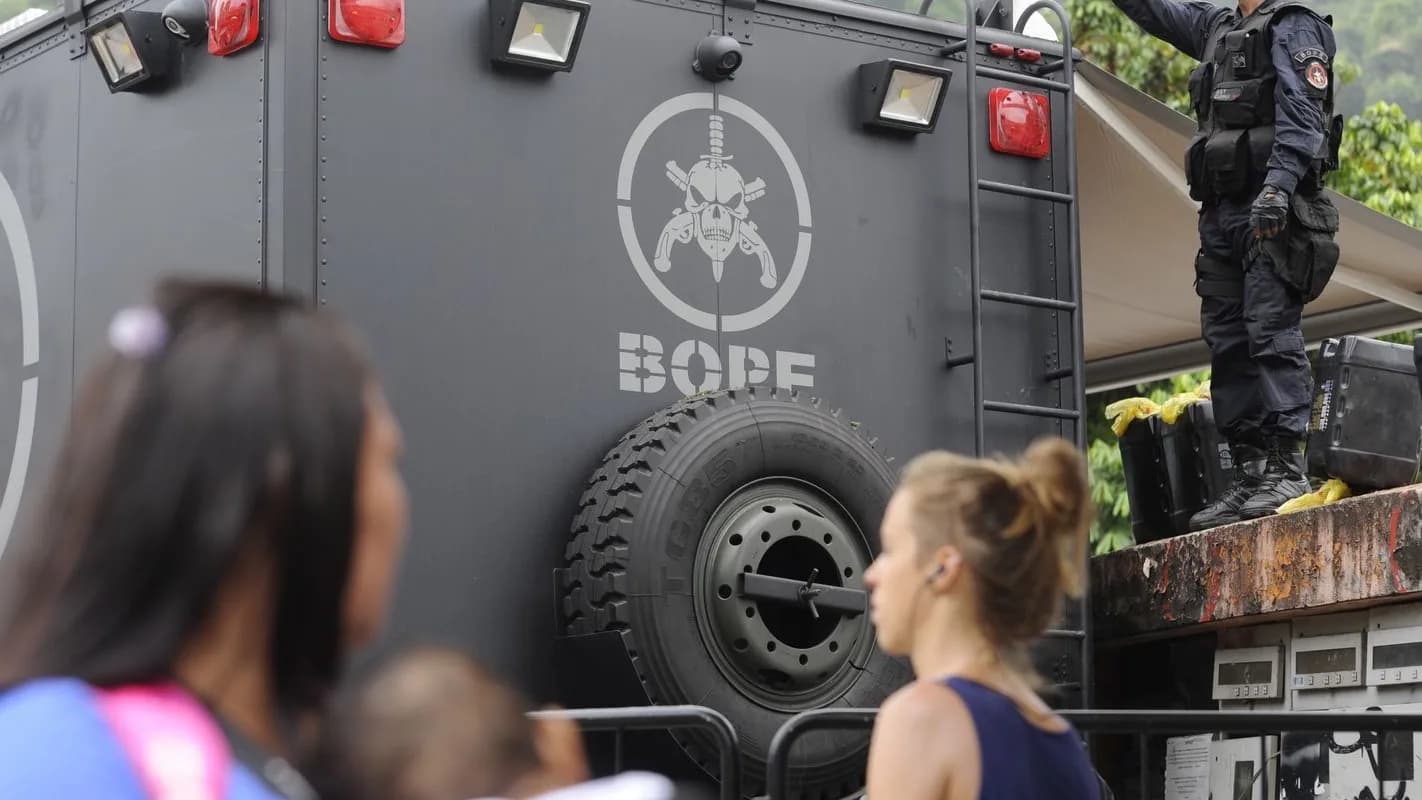 Viatura blindada do Bope durante operação policial em comunidade do Rio de Janeiro, com policial em cima do veículo (foto de arquivo)