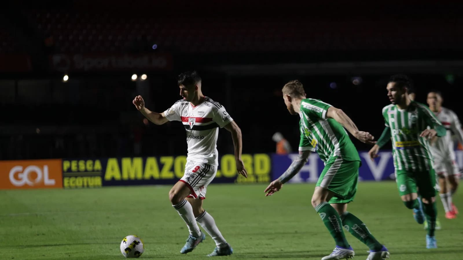 Jogador Jonathan Calleri, do São Paulo, conduz a bola durante partida do Brasileirão, em foto de arquivo