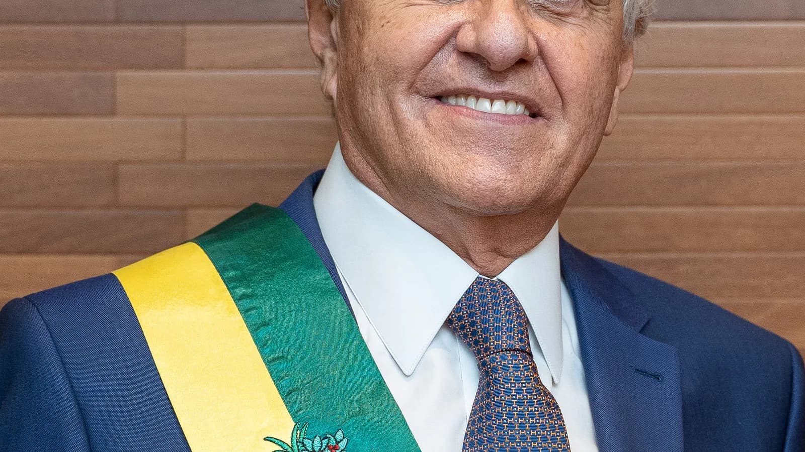 Ronaldo Caiado, de terno azul e faixa de governador de Goiás, sorri em retrato oficial