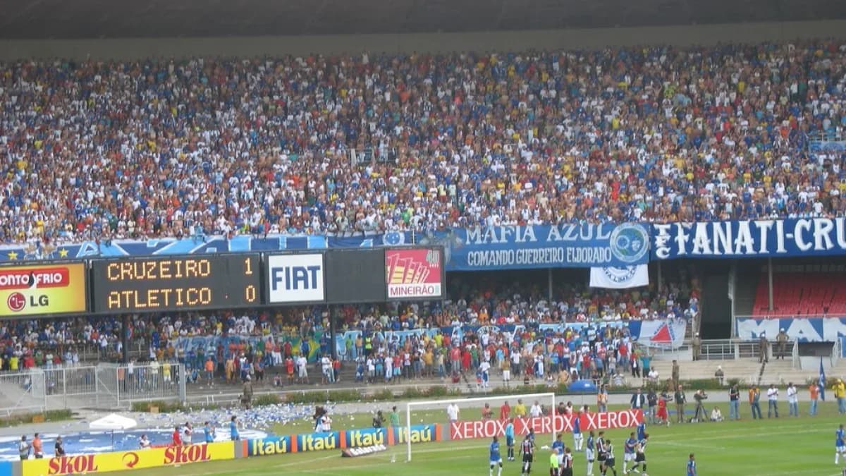 Torcida do Cruzeiro no estádio durante clássico contra o Atlético-MG
