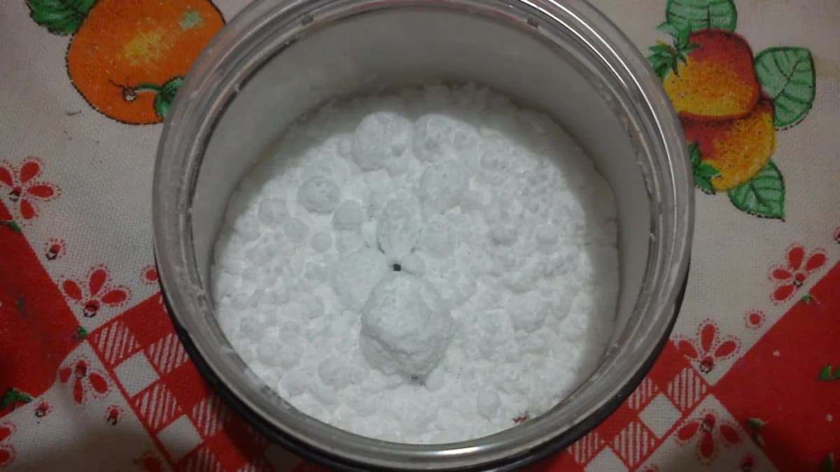 Pote com creatina em pó, suplemento usado para ganho de massa muscular