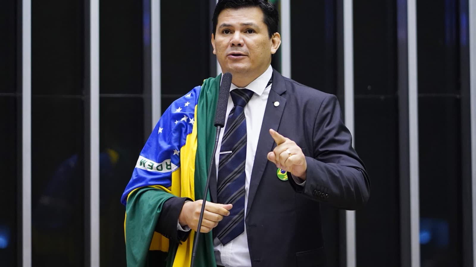 Deputado Gilvan da Federal discursa na tribuna da Câmara dos Deputados, envolto na bandeira do Brasil
