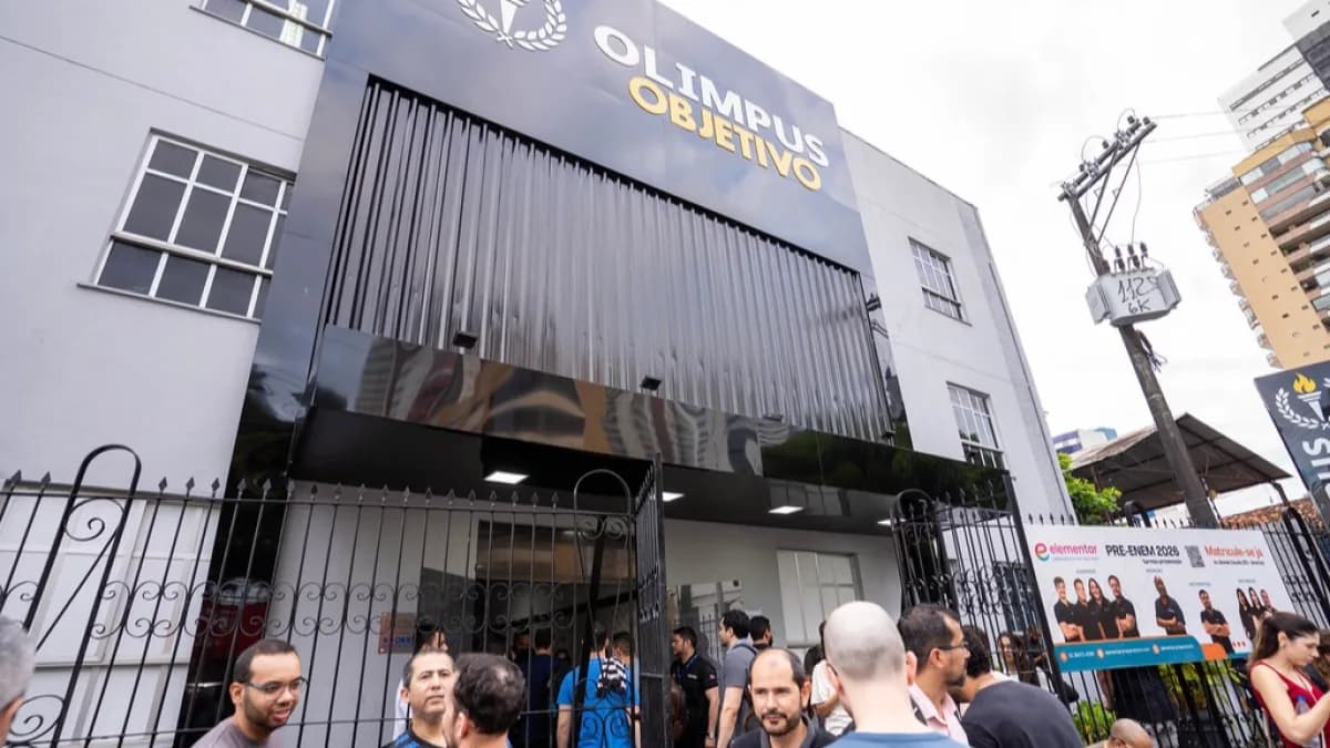 Candidatos em fila na porta de local de prova de concurso público, foto ilustrativa de arquivo