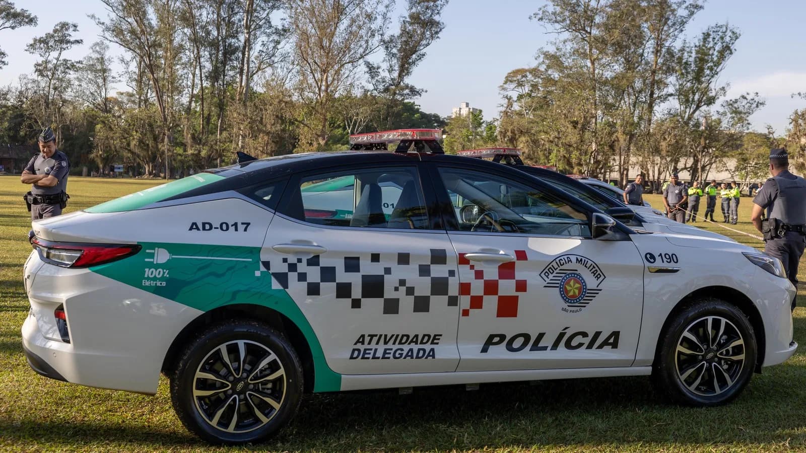 Viatura da Polícia Militar de São Paulo estacionada em área aberta
