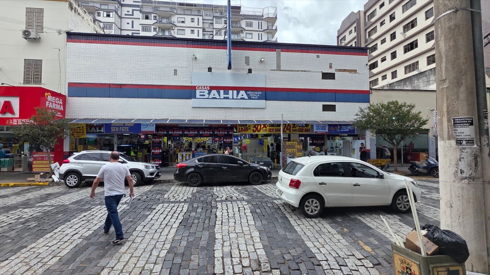 Fachada de loja da rede Casas Bahia, com pessoas na calçada, em foto de arquivo