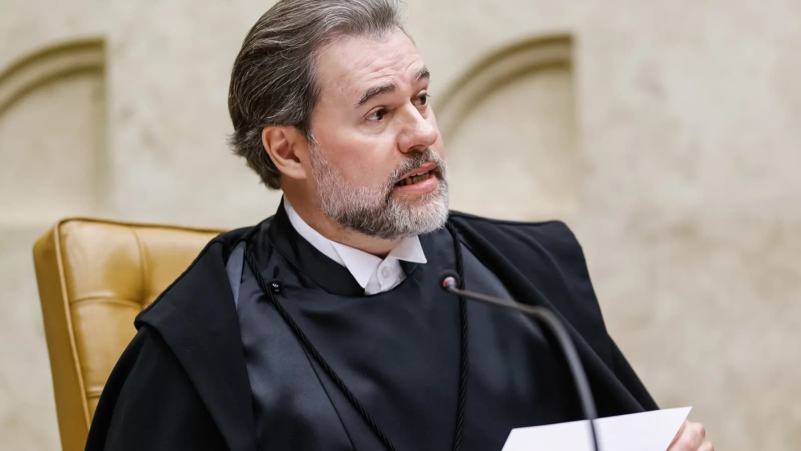 Dias Toffoli participa de sessão usando toga