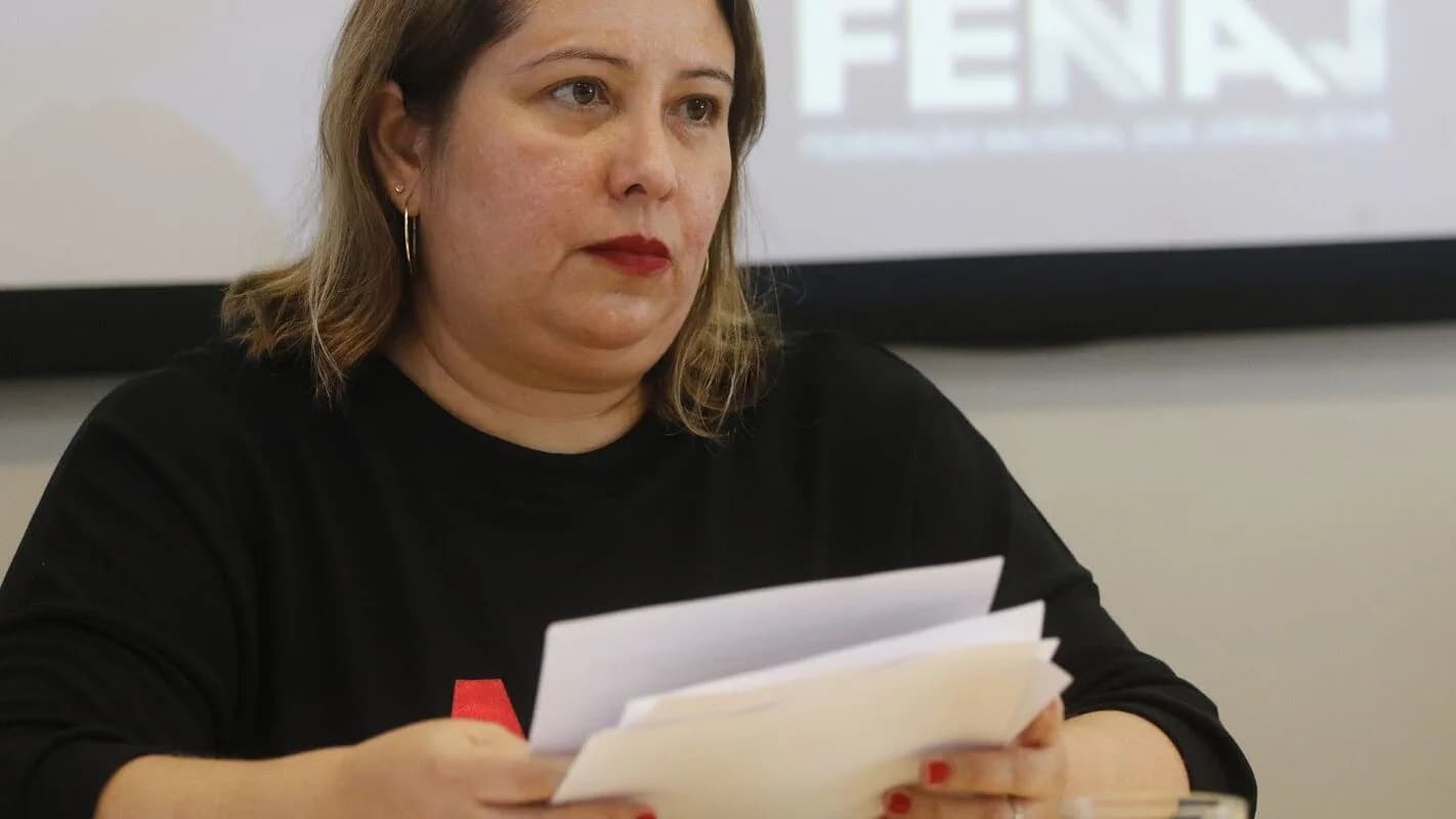 Samira de Castro, presidenta da Fenaj, em coletiva de imprensa