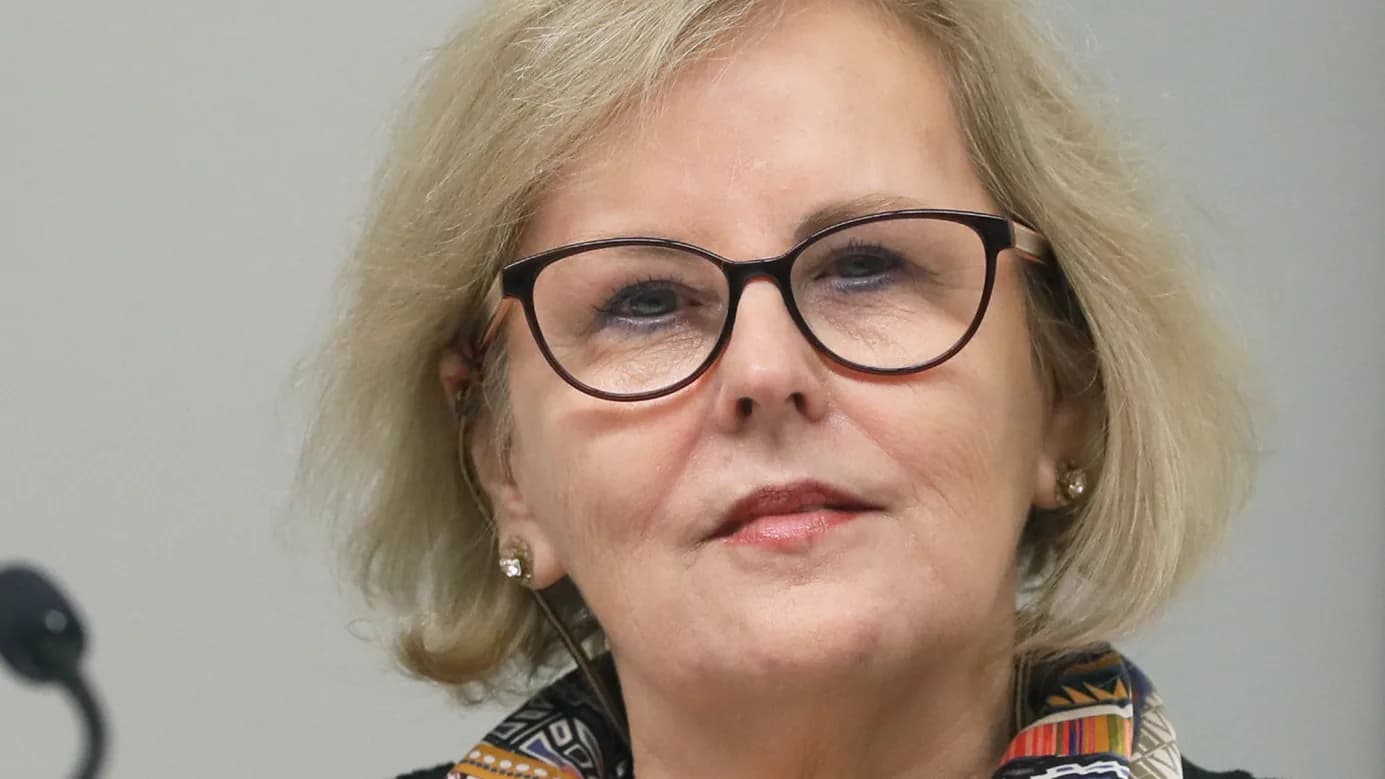 Retrato da ministra aposentada Rosa Weber, uma das signatárias da carta dos ex-ministros do STF