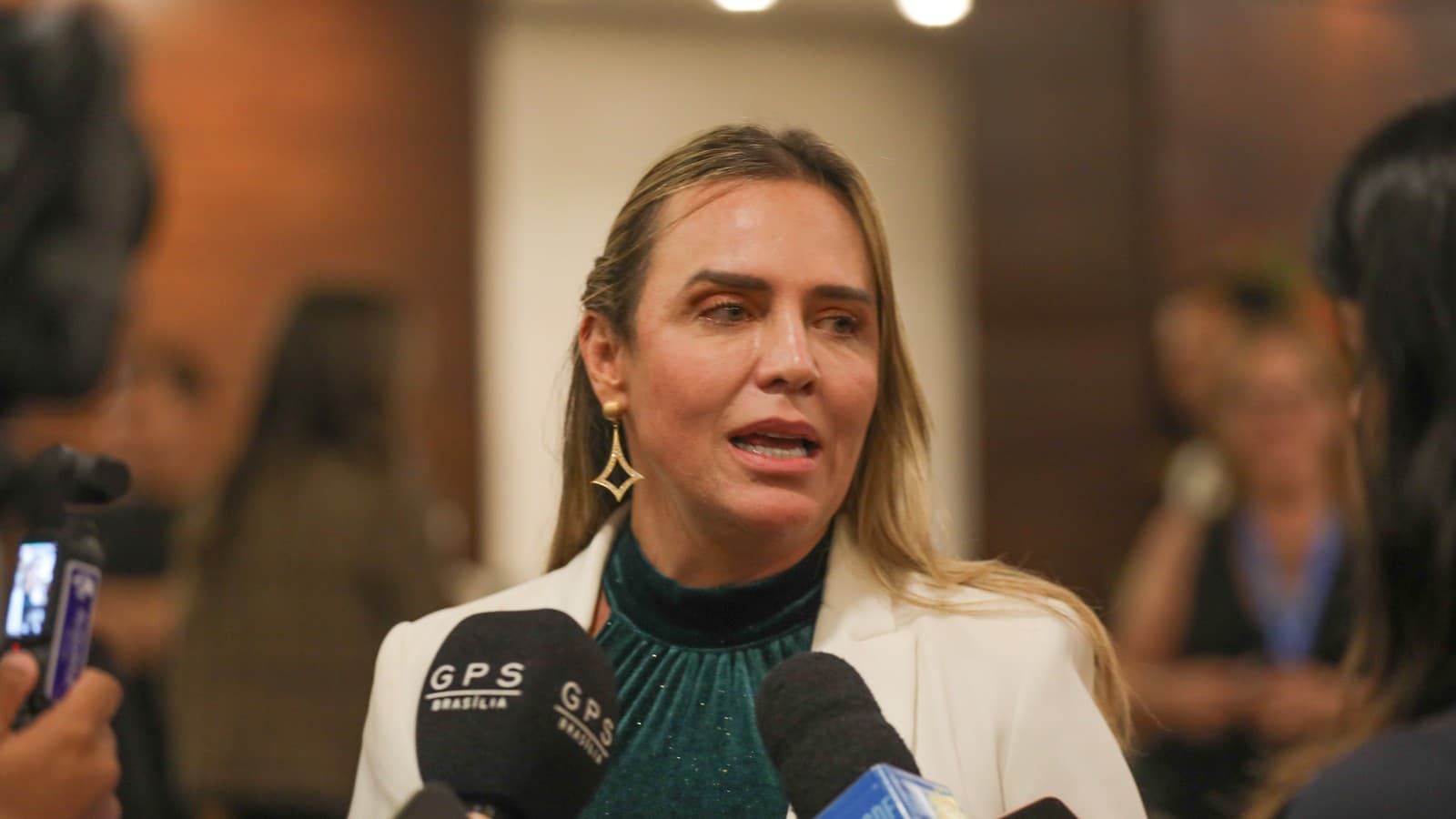 A governadora do Distrito Federal, Celina Leão, fala à imprensa durante evento em Brasília, em fevereiro de 2024, em imagem de arquivo