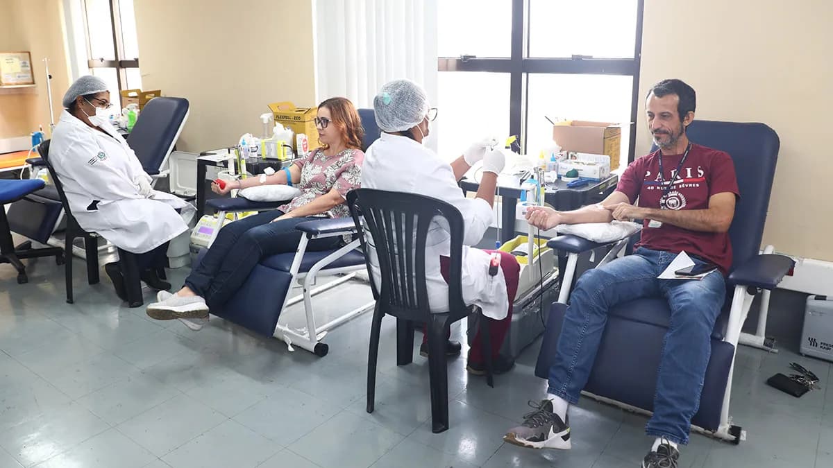 Profissionais de saúde atendem doadores durante campanha de doação de sangue e medula óssea