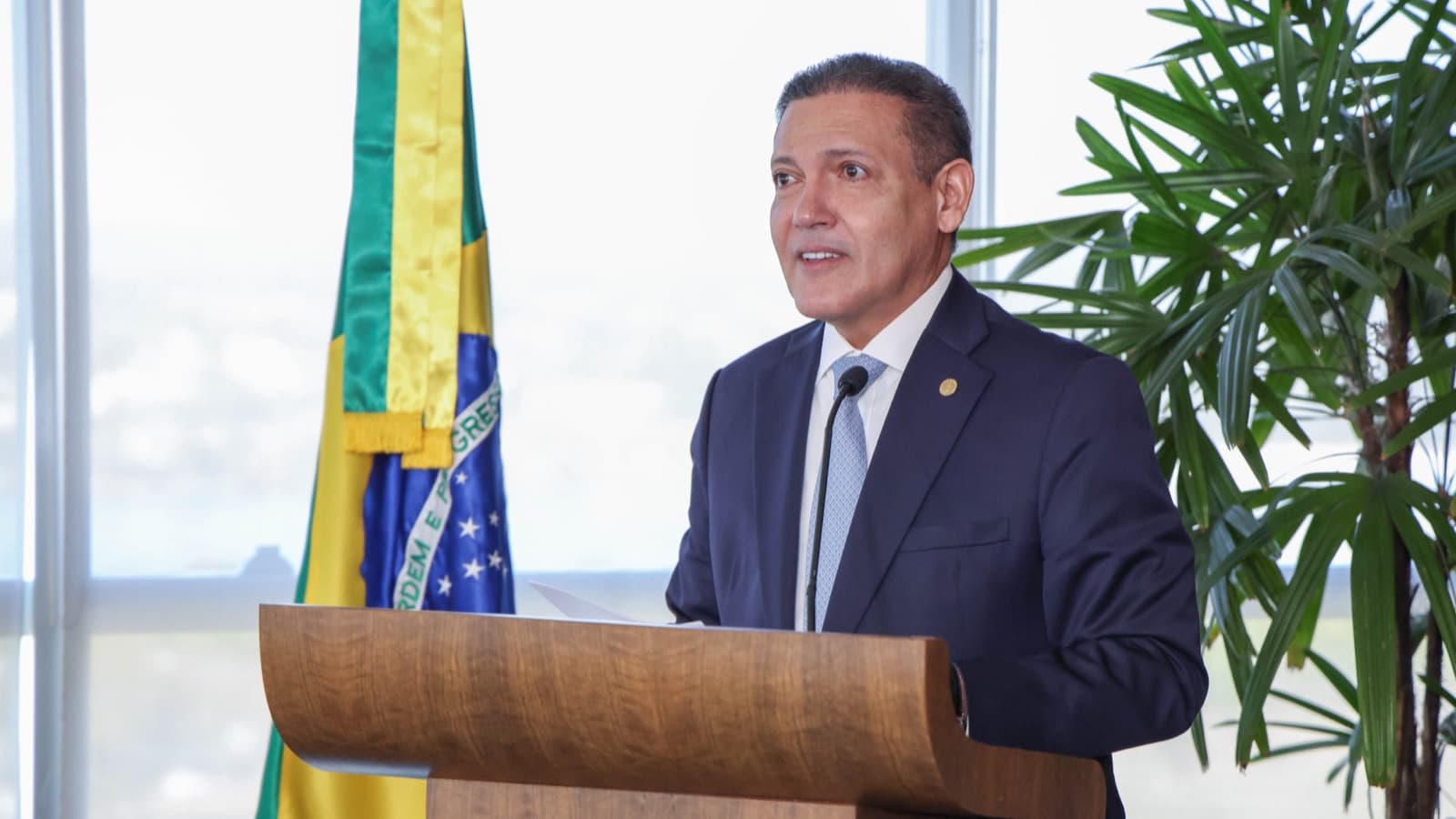 Autoridade discursa em púlpito com a bandeira do Brasil ao fundo, durante evento institucional do TSE sobre o período eleitoral de 2026, em Brasília