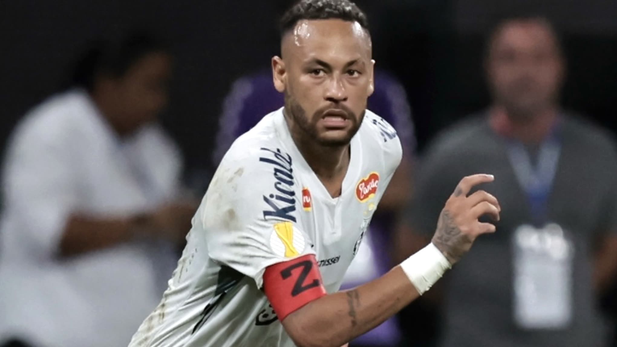 Neymar em ação com a camisa do Santos durante partida do Campeonato Brasileiro