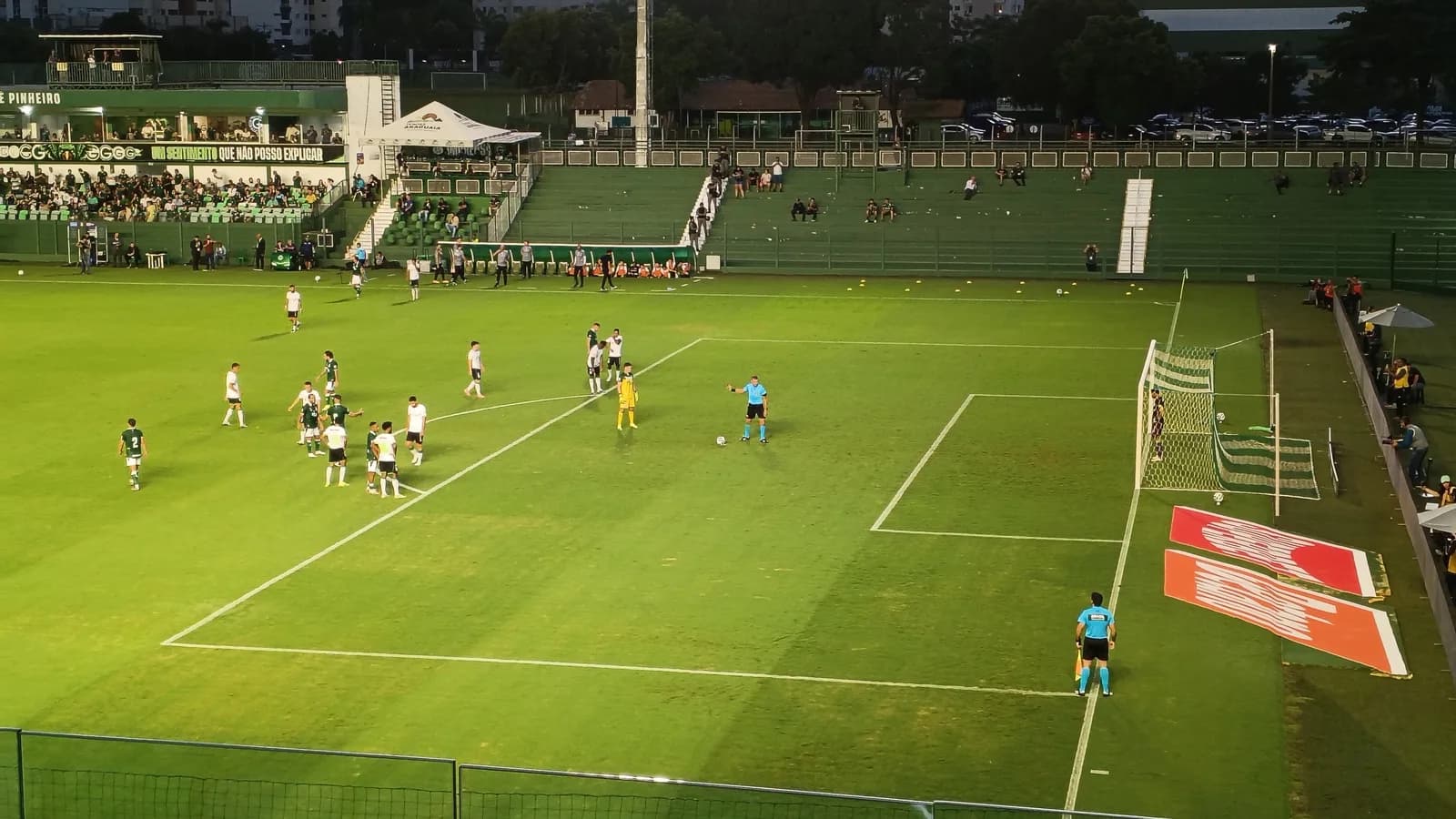 Jogadores em campo no Estádio Hailé Pinheiro, em Goiânia, durante partida anterior do Goiás (foto de arquivo)