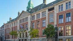 Fachada do prédio histórico da bolsa de valores de Amsterdã, na Holanda