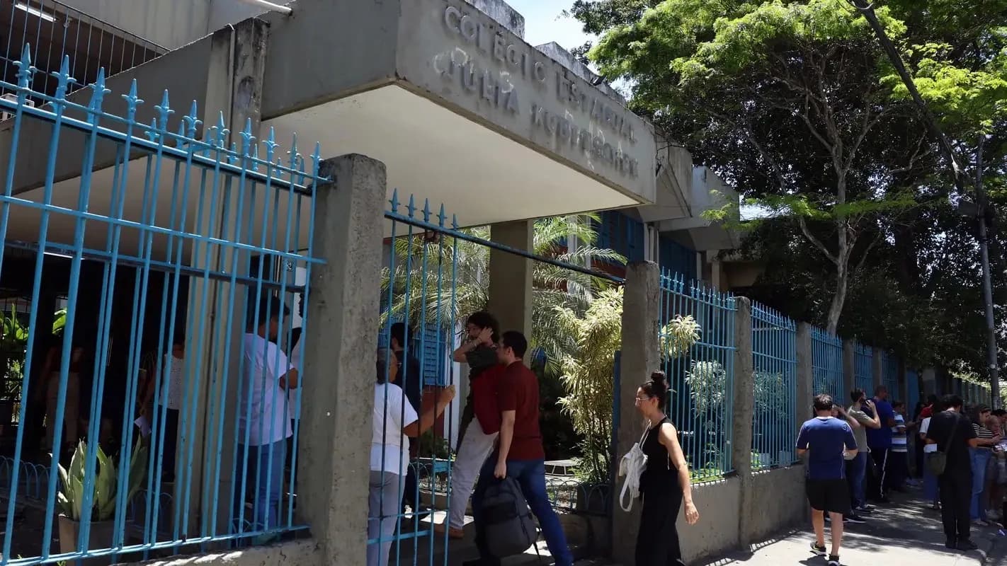 Candidatos em fila entram em escola para realizar prova de concurso público, foto de arquivo ilustrativa