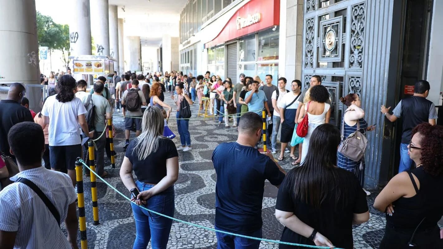 Fila de candidatos aguarda para entrar em local de prova de concurso público