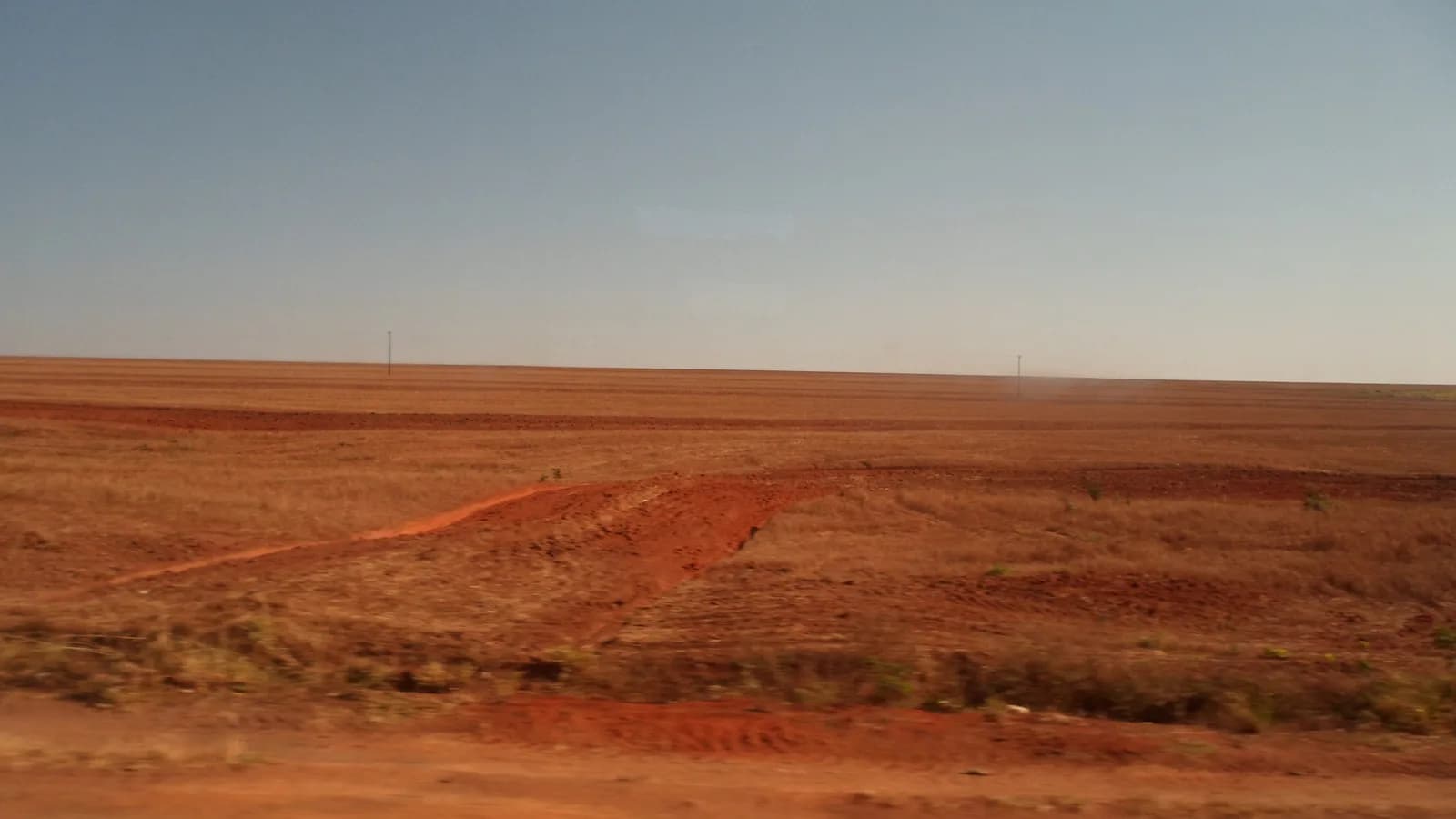 Campo de terra vermelha preparado para o plantio de soja em Mato Grosso do Sul