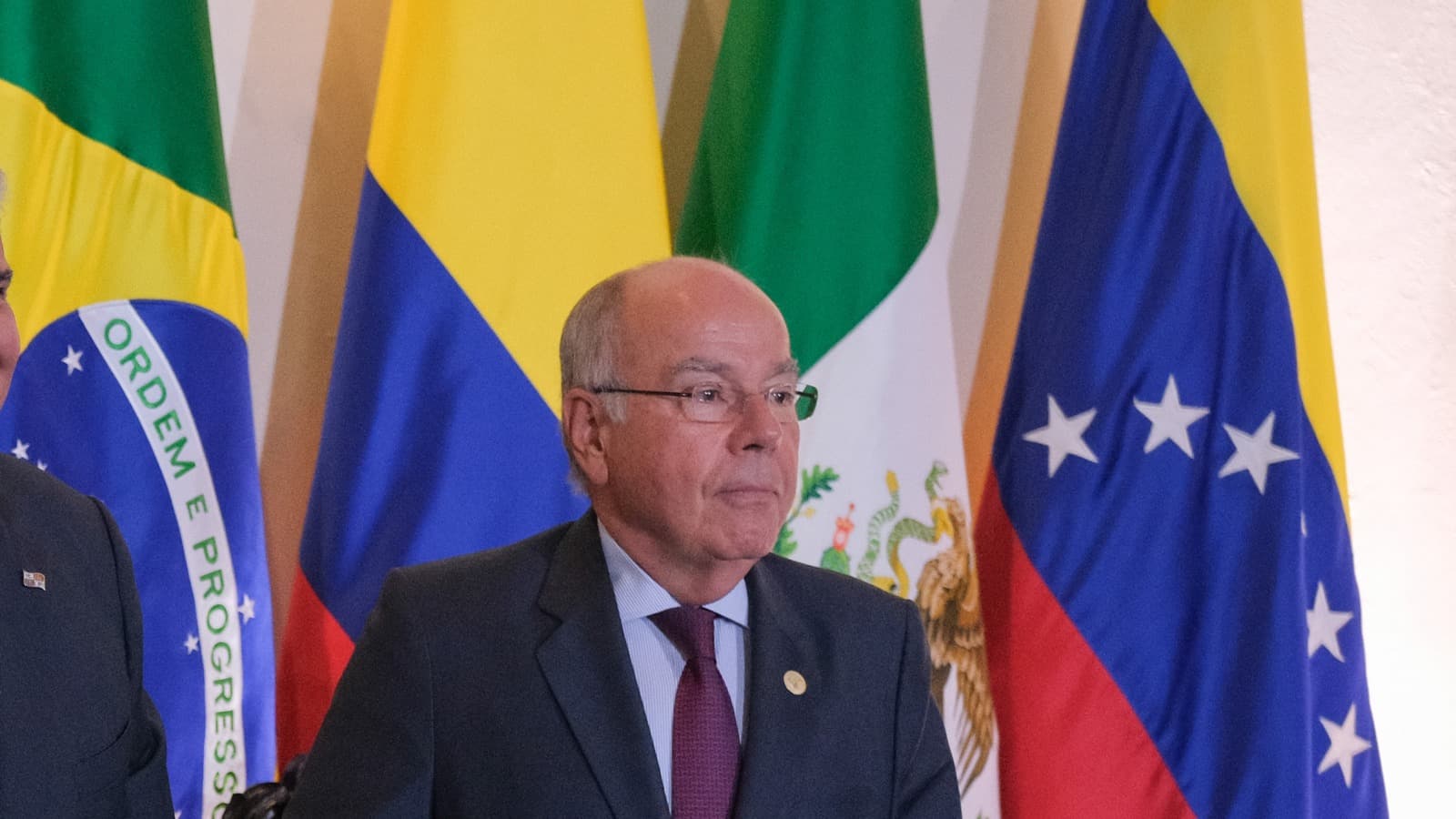 O ministro das Relações Exteriores, Mauro Vieira, em cerimônia diplomática com bandeiras de países latino-americanos ao fundo (foto de arquivo)