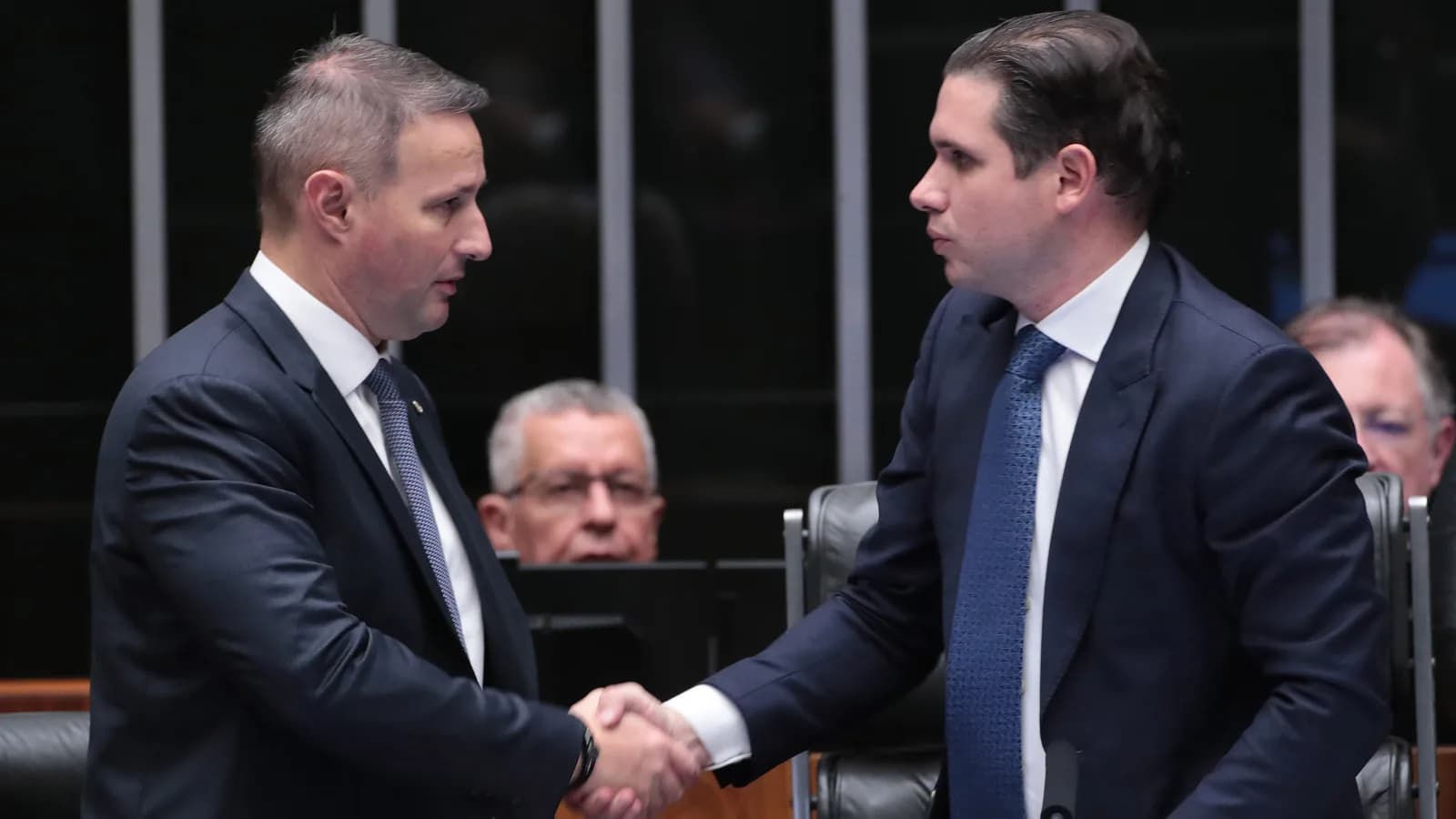 Guilherme Derrite cumprimenta outro deputado no plenário da Câmara dos Deputados