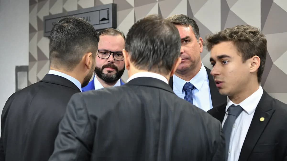 Nikolas Ferreira conversa com colegas em corredor do Senado durante sessão da CPMI de 8 de Janeiro, em 2023