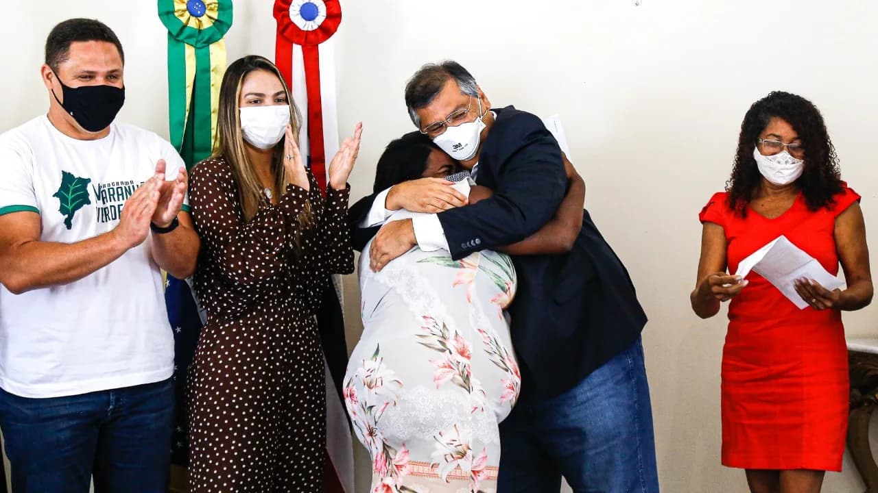 Flávio Dino em evento oficial ao lado de autoridade estadual (imagem de arquivo)