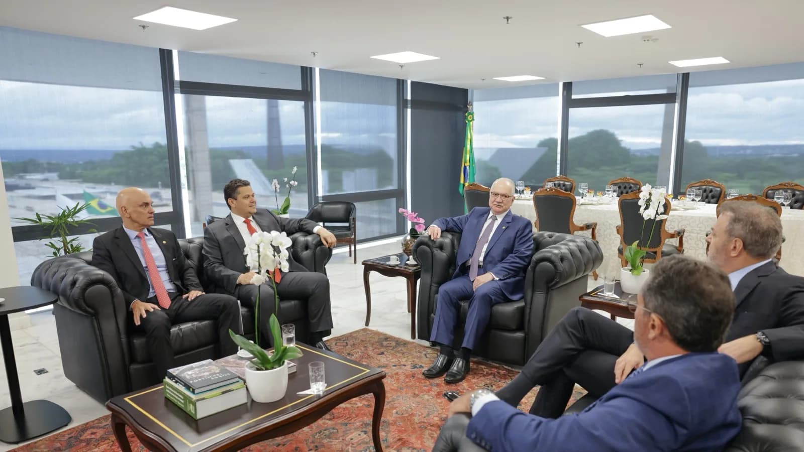 Ministro Edson Fachin e o senador Davi Alcolumbre em reunião entre os três poderes, em Brasília