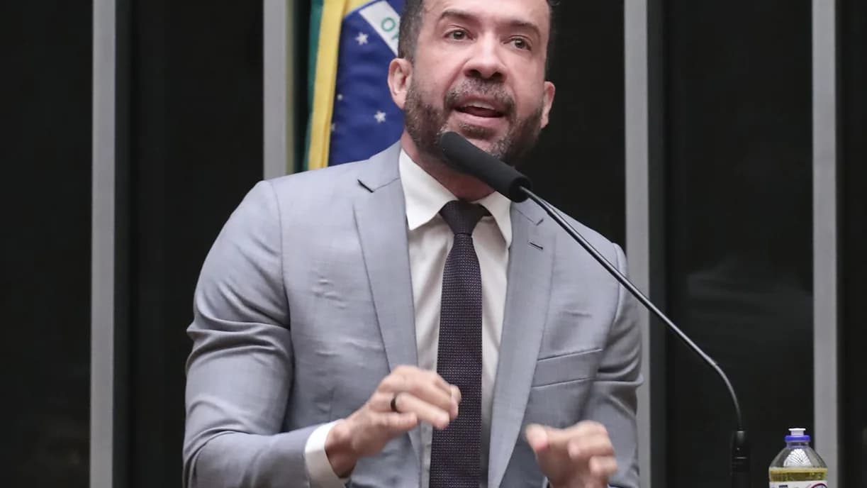 O deputado federal André Janones discursa da tribuna da Câmara dos Deputados
