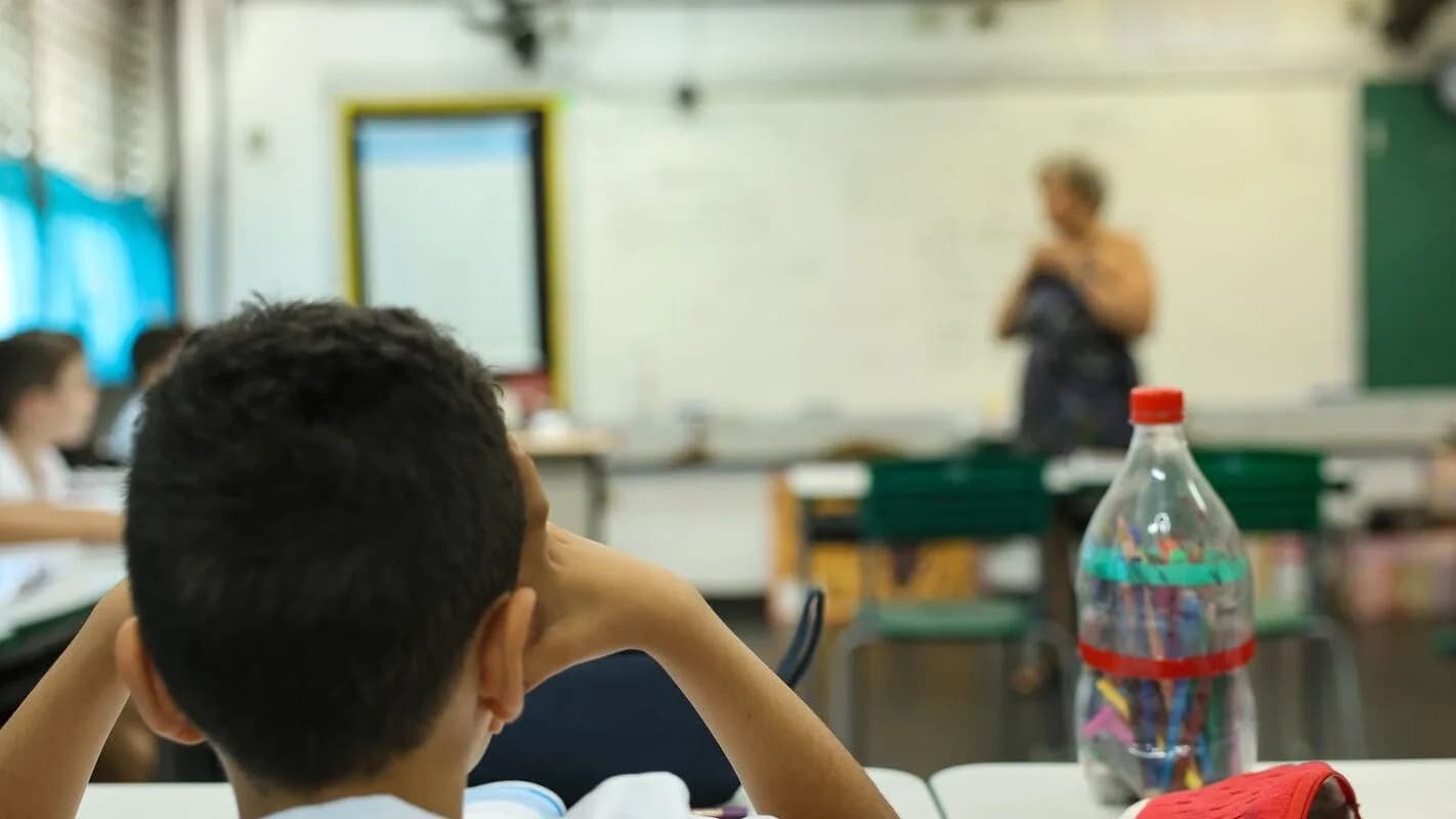 Candidato escrevendo em prova de concurso público, foto ilustrativa