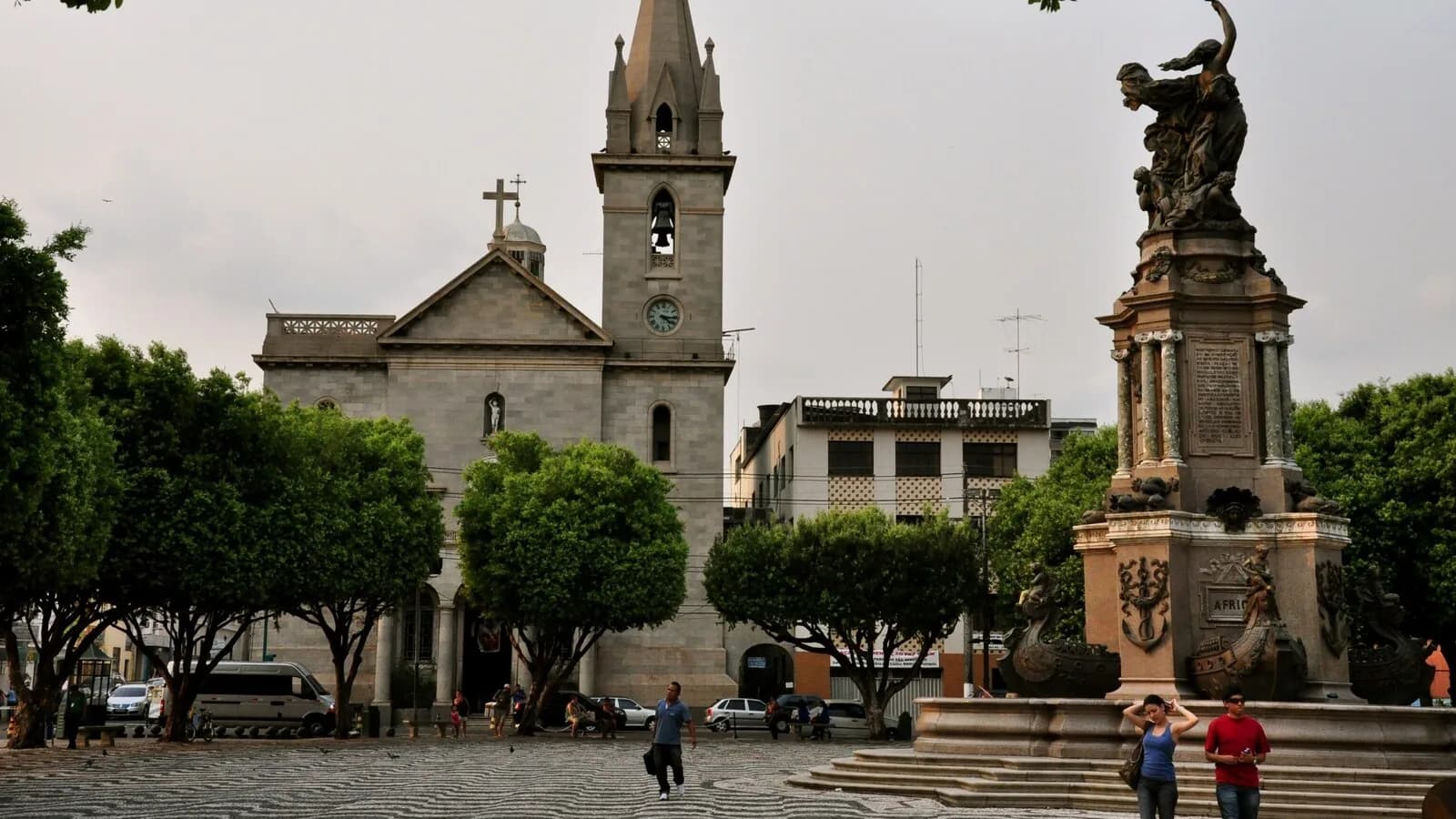 Praça da Matriz, no Centro Histórico de Manaus, com a Igreja Matriz de Nossa Senhora da Conceição ao fundo