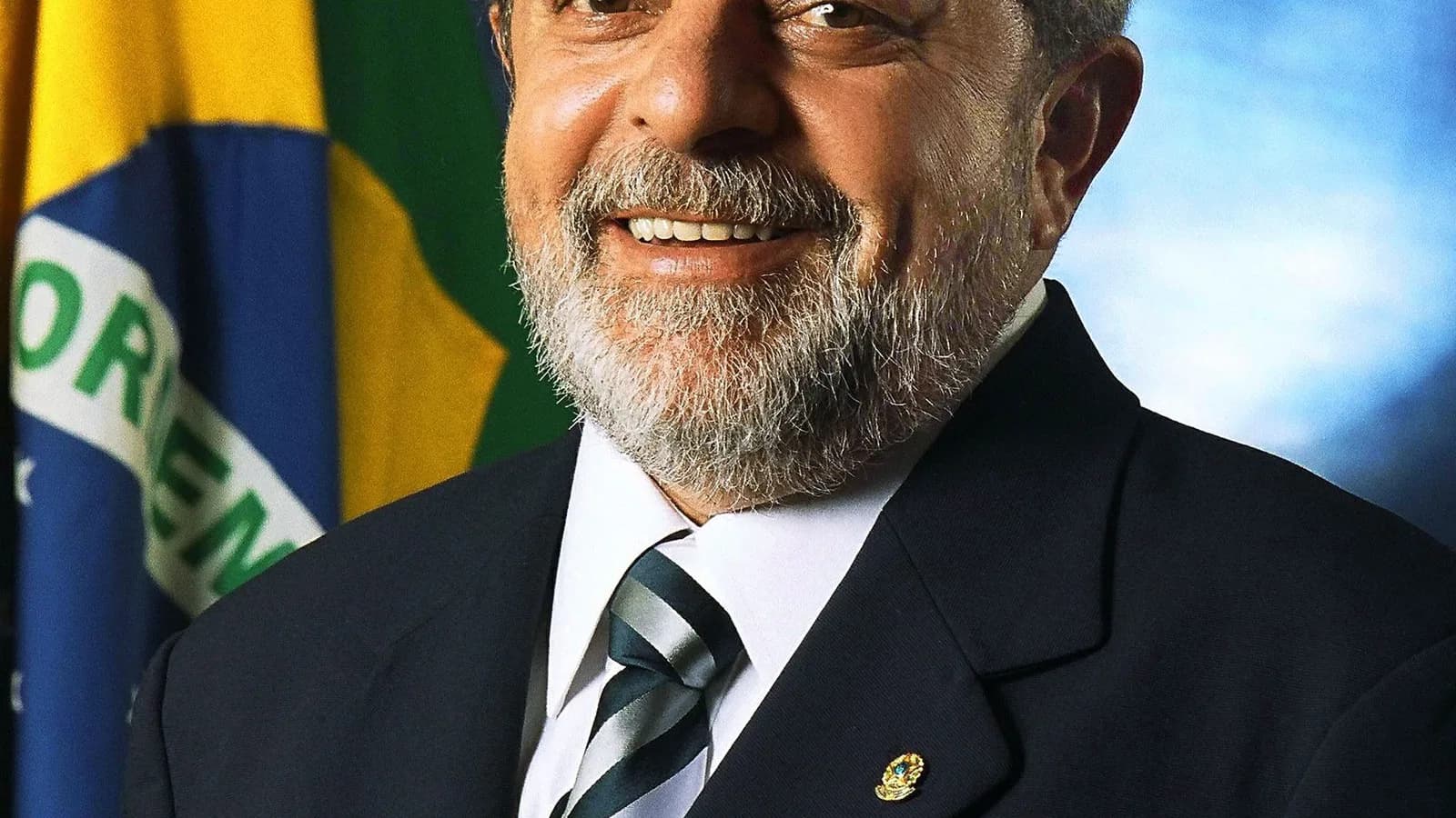 Retrato oficial do presidente Luiz Inácio Lula da Silva, de terno escuro, diante da bandeira do Brasil